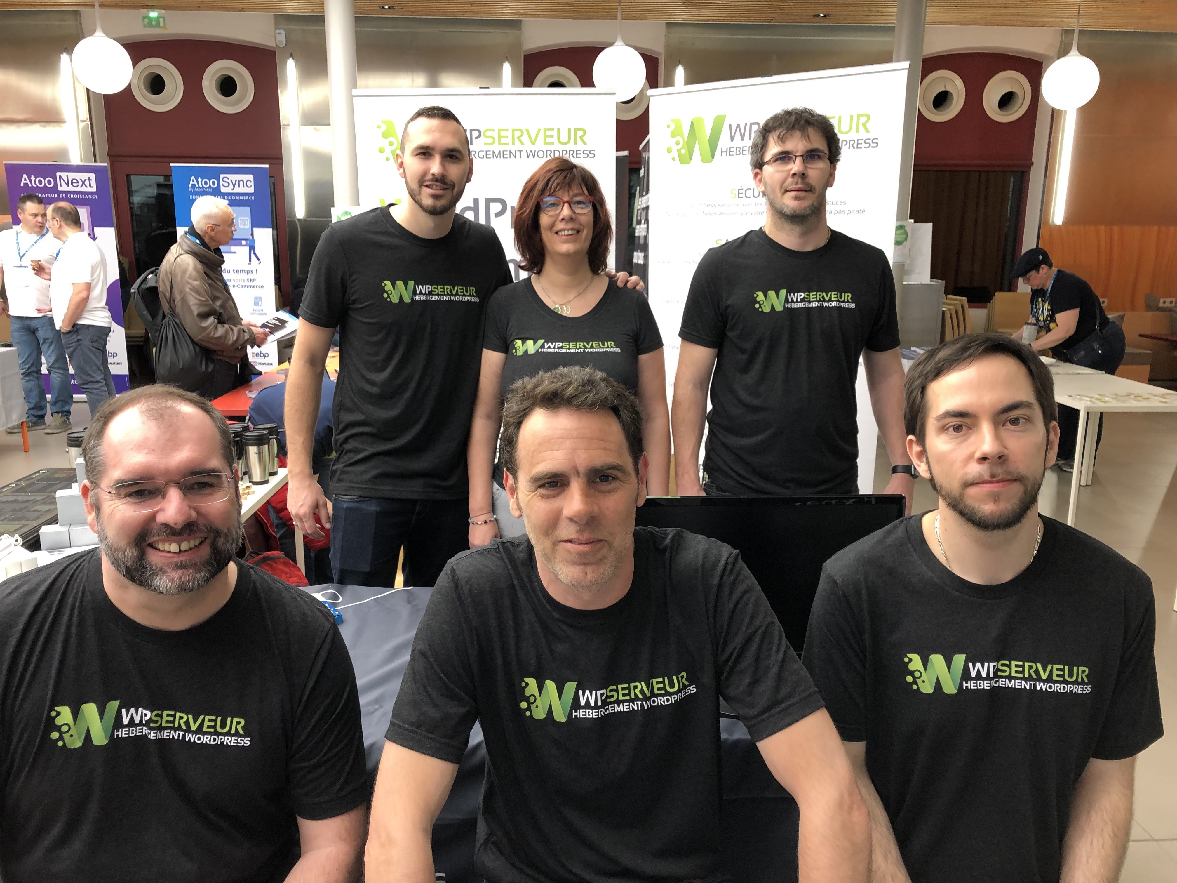 equipe-WPServeur De gauche à droite.
1er rang: Fabrice, Benoti et Julien.
2ème rang: Nicolas, Céline et Benoît